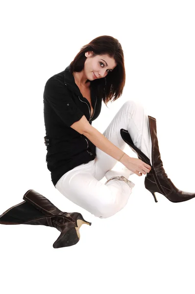 Girl putting on boots. — Stock Photo, Image