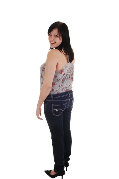 Стоячая девушка в джинсах . — стоковое фото