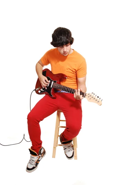 Підліток хлопчик з гітарою . — стокове фото