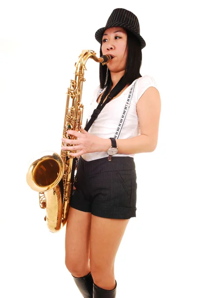Китайська дівчина, грав на саксофоні. — стокове фото
