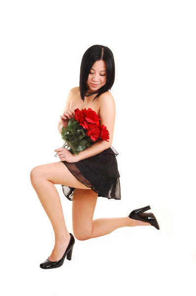 Menina chinesa ajoelhada em vestido preto . — Fotografia de Stock