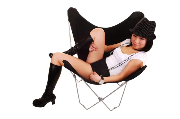 Menina asiática deitada em uma cadeira de borboleta . — Fotografia de Stock