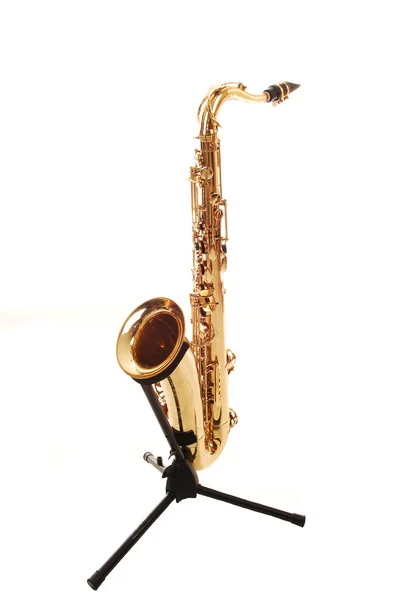 Mosaz saxofon na lavici. — Stock fotografie