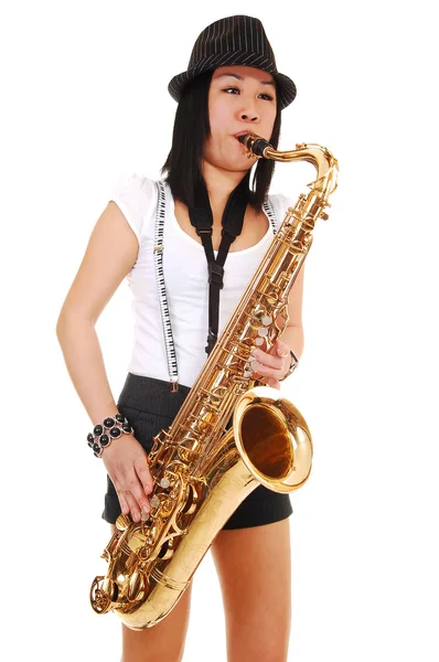 Mladá Asijská Žena Stojící Studiu Hraje Saxofon Kraťasech Podvazkové Klobouk — Stock fotografie