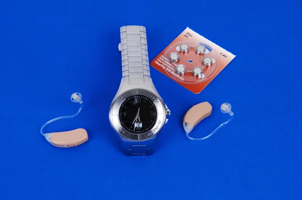 Nowoczesny Aparat Słuchowy Zegarek Aby Kontrolować Wielkość Pomocy Replaisment Baterie — Zdjęcie stockowe