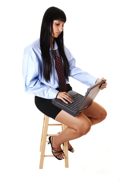 Flicka med bärbar dator. — Stockfoto