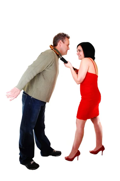 一个女人在一个优雅的红色礼服 拉她的丈夫勒芒伞给她得到一个吻 在白色背景上的自我 — 图库照片