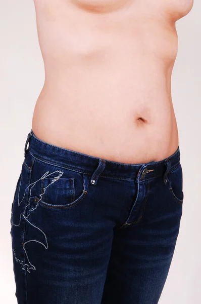Uma Jovem Mulher Topless Atirando Seu Estômago Liso Jeans Azul — Fotografia de Stock