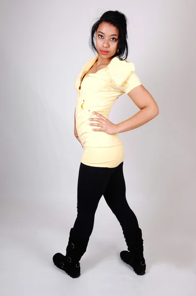 Uma Jovem Mulher Hispânica Muito Bonita Vestido Amarelo Meia Calça — Fotografia de Stock