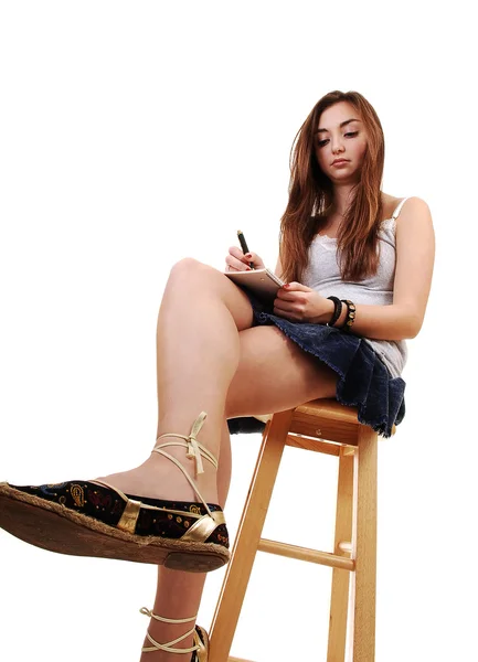 Una Giovane Adolescente Seduta Una Sedia Gonna Con Lunghi Capelli — Foto Stock