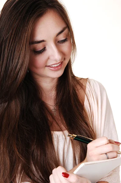 一个漂亮的女孩 用笔记本在她的手 长黑褐色的头发 白色背景的肖像特写 — 图库照片