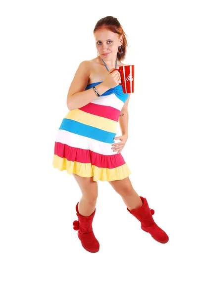 Junges Hübsches Mädchen Buntem Kleid Und Großen Roten Stiefeln Hält — Stockfoto