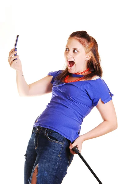 Meisje op een reis met mobiele telefoon. — Stockfoto