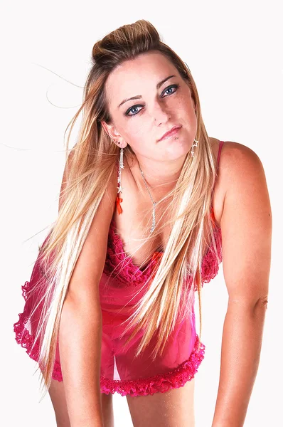 Красивая Девушка Длинными Волосами Стоит Студии Красивом Розовом Нижнем Белье — стоковое фото