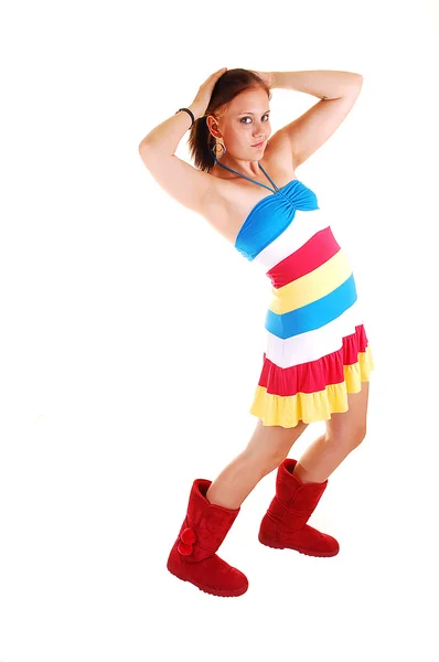 Joven Encantadora Chica Vestido Colorido Grandes Botas Rojas Sosteniendo Sus — Foto de Stock