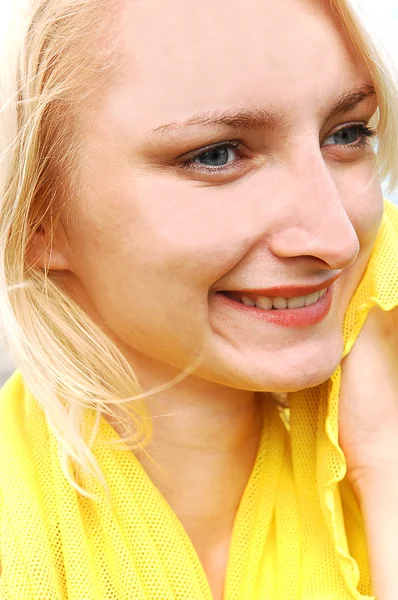 Närbild Heath Skott Ung Blond Vacker Kvinna Ljus Gul Blus — Stockfoto