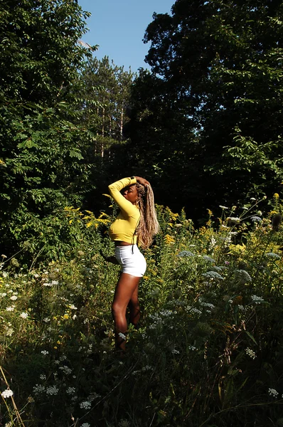 Νεαρό κορίτσι Τζαμάικας στο δάσος. — Φωτογραφία Αρχείου