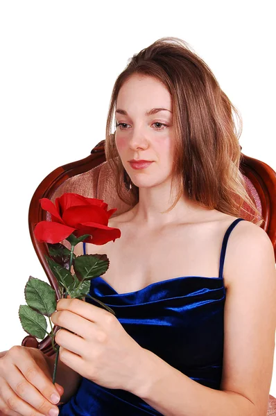 Mooie vrouw met rode roos. — Stockfoto