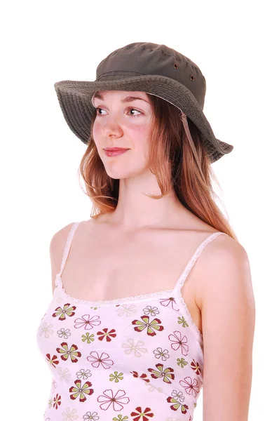 ピンクのドレス 笑みを浮かべて白い背景の上のカメラから離れて探して ファブリックの帽子の美しい若い女性 — Stock fotografie