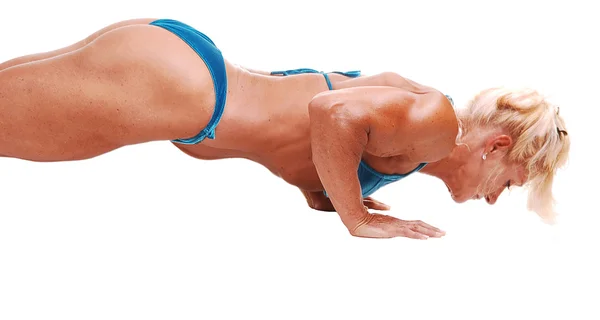 Una Rubia Musculosa Haciendo Flexiones Suelo Del Estudio Bikini Azul — Foto de Stock