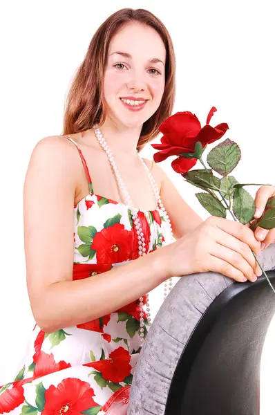 Hübsches Mädchen im Kleid mit Rose. — Stockfoto