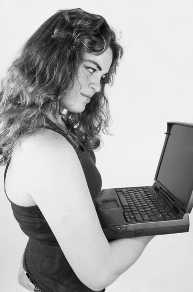 Ung flicka med bärbar dator. — Stockfoto