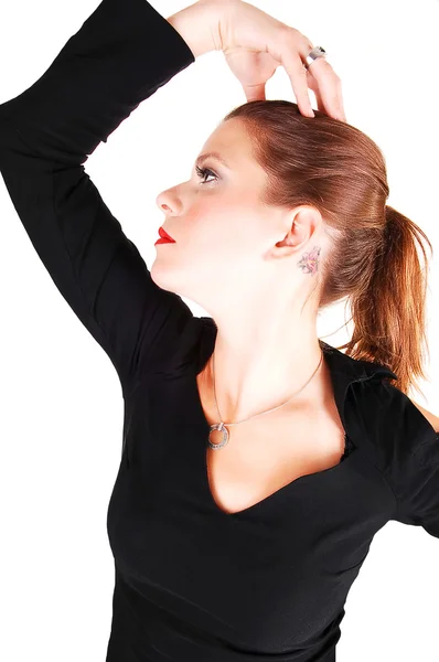 若い光赤髪の女性の白い背景のスタジオでの黒のドレスを立っている彼女の頭と思考に彼女の右手 — ストック写真