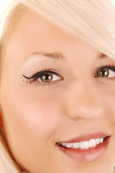 ゴージャスな金髪の女性の顔少し開いた口と素敵なメイクアップ彼女の目に — ストック写真