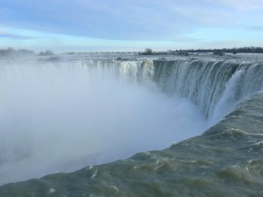 horseshoe falls niagara falls Kanada yakın çekim yukarı, gelen sis ile bir kış gününde.