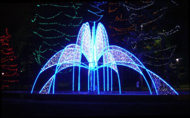 niagara falls Kanada Noel ışık gösterisi. Bu çeşme ışık yaz saati çeşmeden su olduğunu..