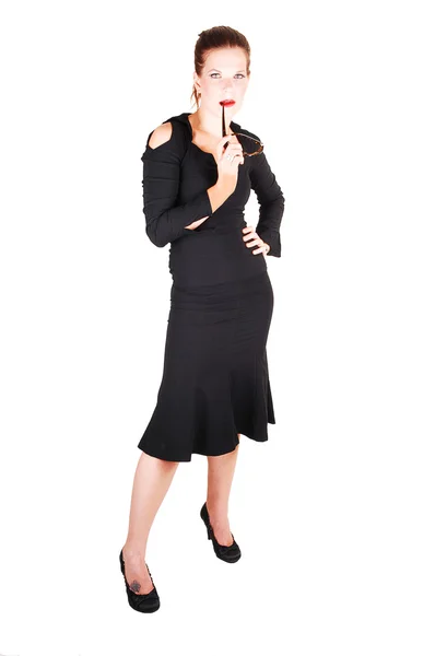 Mooi meisje in zwart jurk. — Stockfoto