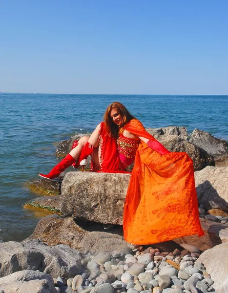 Die Frau Das Feuer Darstellend Rot Gekleidet Sitzt Ufer Des — Stockfoto