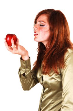 Kırmızı elma ile kız, uzun parlak kırmızı saç yakın çekim içinde ateş ve elma yemek can't wait.