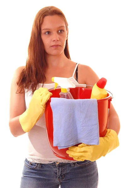 赤の皮を持つ若い女性の黄色のゴム クローブおよび家をきれいに起こっている シャツとジーンズで長くとび色の髪を持つスタッフを洗浄 — ストック写真
