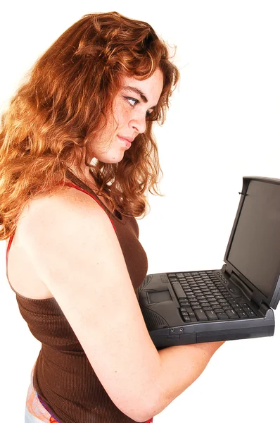 ノート パソコンで 床に横たわって 彼女の宿題を考えて彼女の制服を着た若い赤髪女学生 — ストック写真