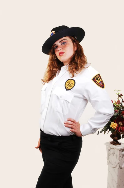 从购物中心在美国她好看制服与耀眼的红头发的可爱安全警卫 — 图库照片