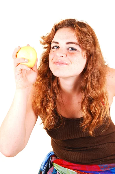 黄リンゴと少女 長い明るい赤髪 クローズ アップ撮影ですることができます リンゴを食べるを待つ — ストック写真
