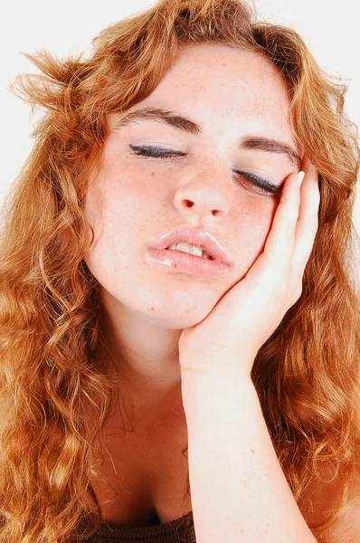 Bir Genç Parlak Kırmızı Saçlı Kız Çok Yorgun Zaman Ayakta — Stok fotoğraf