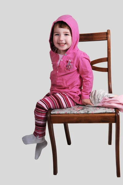 Гарна Маленька Дівчинка Пальто Сидить Стільці Посміхається Камеру Білому Тлі — стокове фото
