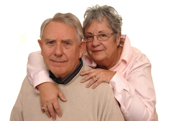 クローズ アップで年配のカップル ショットの肖像画は 白い背景の上の抱擁 — ストック写真