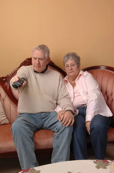 Seniors watching TV. — Stock Photo, Image
