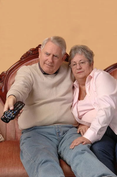 Seniorer som tittar på tv. — Stockfoto