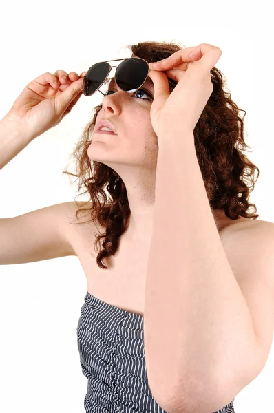 Menina olhando óculos de sol calha . — Fotografia de Stock