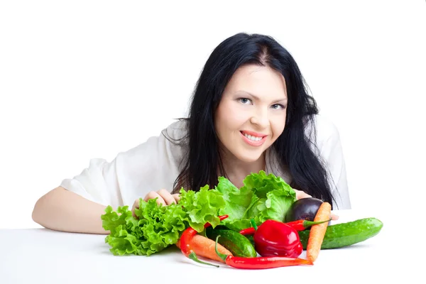 Vacker kvinna med grönsaker — Stockfoto