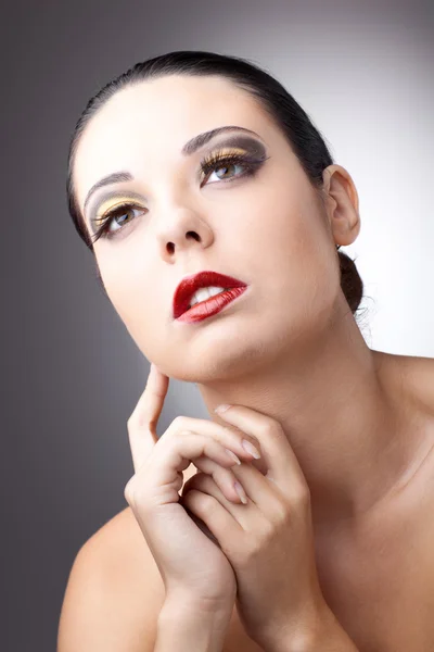 Hermosa mujer sobre fondo gris — Foto de Stock