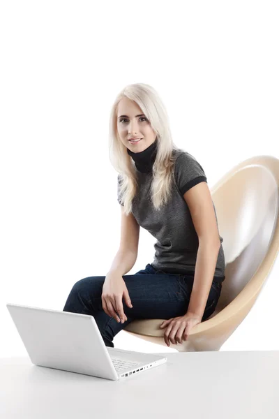 Mooie vrouw met laptop — Stockfoto