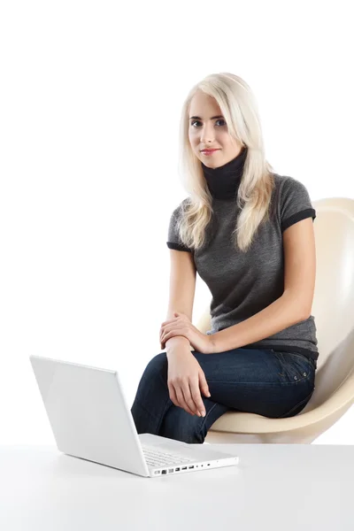 Krásná žena s laptopem — Stock fotografie