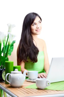 Kafede güzel bir kadın