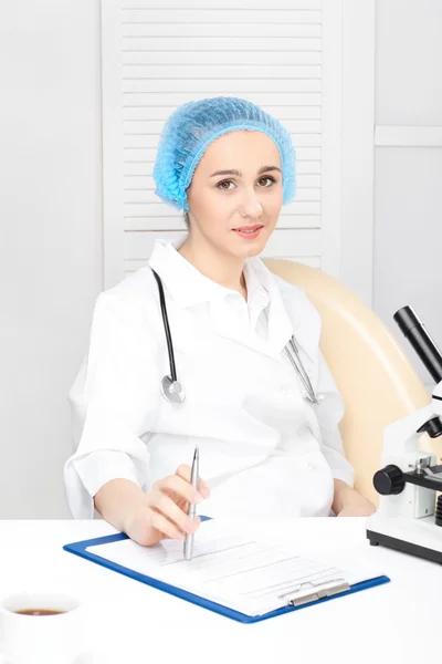 Tıbbi - kadın hemşire mikroskobu arıyorsunuz — Stok fotoğraf