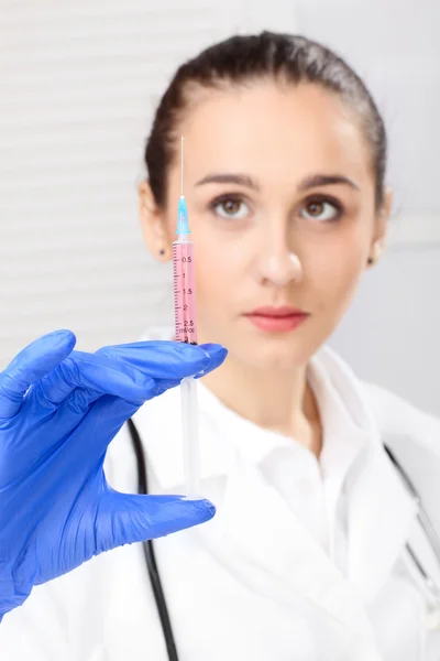 Médico - Enfermeira olhando em microscópio — Fotografia de Stock